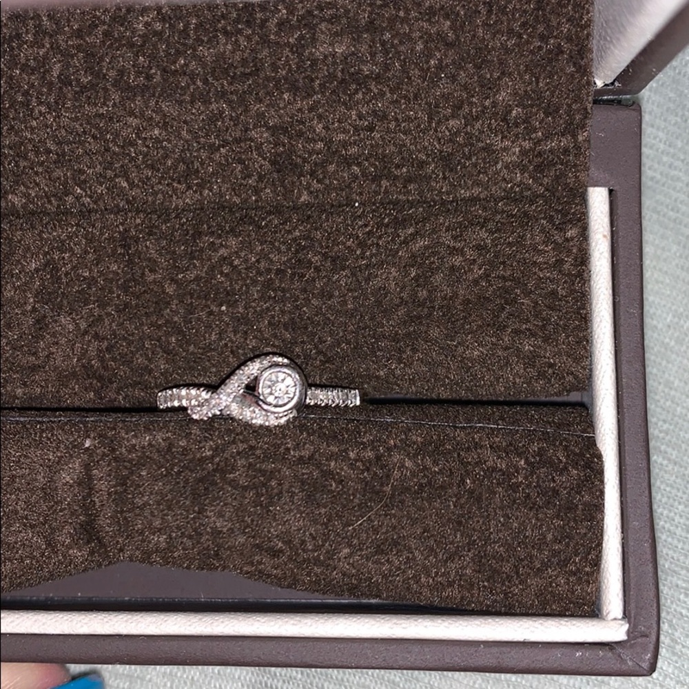 Beautiful diamond ring with silver band